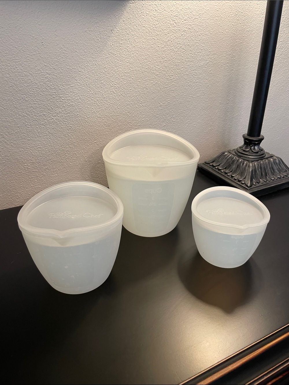 Like New The Pampered Chef Set of 3 Silicone Prep Measuring Bowls with Lids